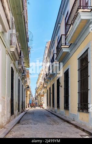 Enge gepflasterte Straße des alten Havanna, Kuba. Fassaden von Kolonialbauten. Stockfoto