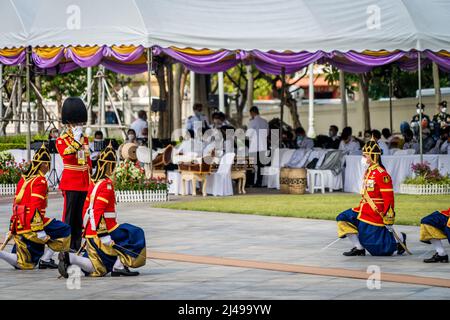 Bangkok, Thailand. 08. April 2022. Die königlichen Wachen Proben vor dem König-Rama-1-Denkmal vor der Ankunft der thailändischen Königsfamilie. Vorbereitungen für die Ankunft HM King Maha Vajiralongkorn und HM Queen Suthida am King Rama I Denkmal in Bangkok, Thailand. Der Chakri-Tag ist ein Feiertag, der zum Gedenken an die Chakri-Dynastie am Jahrestag der Krönung von Phra Buddha Yodfa Chulaloke, Thailands erstem König, bestimmt ist. (Foto von Matt Hunt/SOPA Images/Sipa USA) Quelle: SIPA USA/Alamy Live News Stockfoto