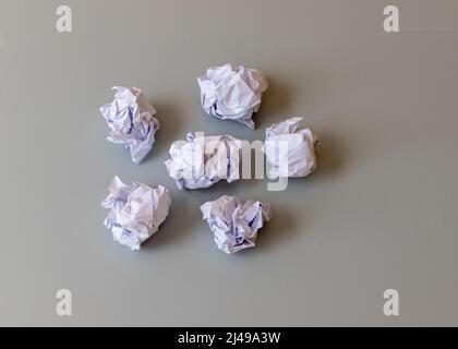 Zerknitterte Papierkugeln aus dem hohen Winkel Stockfoto