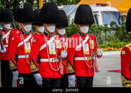 Bangkok, Thailand. 08. April 2022. Die königlichen Wachen Proben vor dem König-Rama-1-Denkmal vor der Ankunft der thailändischen Königsfamilie. Vorbereitungen für die Ankunft HM King Maha Vajiralongkorn und HM Queen Suthida am King Rama I Denkmal in Bangkok, Thailand. Der Chakri-Tag ist ein Feiertag, der zum Gedenken an die Chakri-Dynastie am Jahrestag der Krönung von Phra Buddha Yodfa Chulaloke, Thailands erstem König, bestimmt ist. (Foto von Matt Hunt/SOPA Images/Sipa USA) Quelle: SIPA USA/Alamy Live News Stockfoto