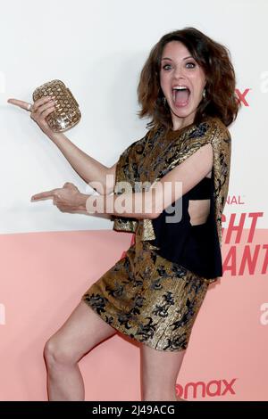 12. April 2022, Los Angeles, CA, USA: LOS ANGELES - APR 11: Alanna Ubach bei der Flight Attendant Season 2 Premiere Screening am 11. April 2022 im Pacific Design Center in Los Angeles, CA (Foto: © Kay Blake/ZUMA Press Wire) Stockfoto