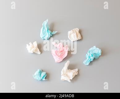 Das verwendete Tissue-Papier liegt auf einem Tisch mit hoher Winkelansicht Stockfoto
