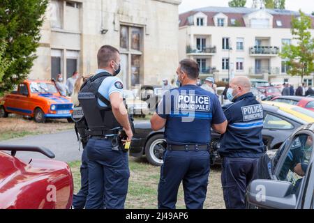 Lamorlaye, Frankreich - 06 2020. September: Zwei Gendarmen und zwei kommunale Polizeibeamte, die dafür sorgen, dass die Besucher des Automobiltreffens b organisiert haben Stockfoto