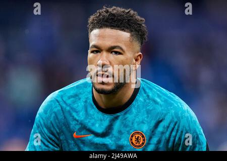 Reece James vom FC Chelsea während des UEFA Champions League-Spiels, des Viertelfinales, des zweiten Beins, zwischen Real Madrid und dem FC Chelsea spielte am 12. April 2022 im Santiago Bernabeu Stadium in Madrid, Spanien. (Foto von Ruben Albarran / PRESSINPHOTO) Stockfoto