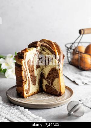 Geschnitten Osterkuchen Kraffin. Nahaufnahme des hausgemachten zweifarbigen Kuchens. Cruffin. Vertica-Ausrichtung Stockfoto