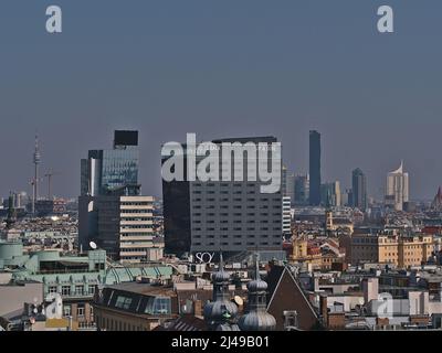 Wunderschöner Panoramablick auf die Skyline von Wien, der Hauptstadt Österreichs, mit Hochhäusern und dem Donauturm im Frühling. Stockfoto