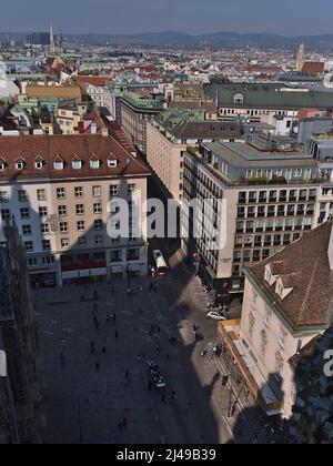 Hochwinkelansicht des historischen Zentrums von Wien, Österreich mit populärem Stephansplatz umgeben von dichter Bebauung vom Stephansdom aus gesehen. Stockfoto