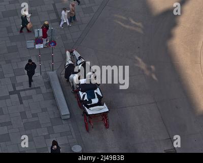 Luftaufnahme eines fiacre, einer vierrädrigen Pferdekutsche, am Stephansplatz in Wien, Österreich, die auf Touristen wartet. Stockfoto