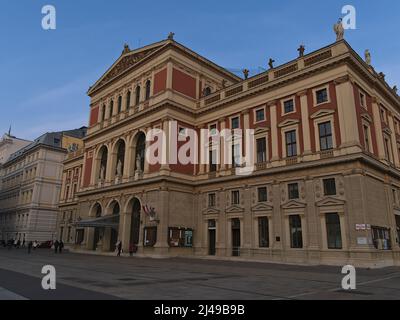 Blick auf das historische Gebäude des Wiener Musikvereins in der Altstadt von Wien, Österreich am Abend an sonnigen Tagen mit orange-weißer Fassade. Stockfoto