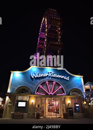 Nacht mit dem Eingang zum berühmten Riesenrad Wiener Riesenrad, eine beliebte Attraktion im Freizeitpark Wurstelprater in Wien, Österreich. Stockfoto