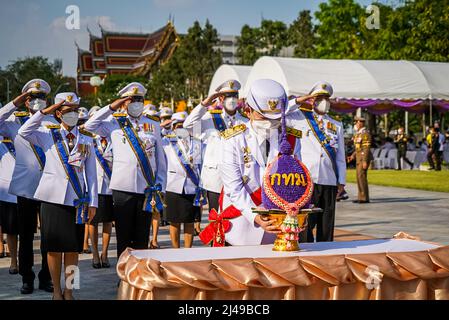 Bangkok, Thailand. 8. April 2022. Mitglieder des thailändischen Militärs präsentieren zu Ehren des Chakri-Tages einen Blumenstrauß. Vorbereitungen für die Ankunft HM King Maha Vajiralongkorn und HM Queen Suthida am King Rama I Denkmal in Bangkok, Thailand. Der Chakri-Tag ist ein Feiertag, der zum Gedenken an die Chakri-Dynastie am Jahrestag der Krönung von Phra Buddha Yodfa Chulaloke, Thailands erstem König, bestimmt ist. (Bild: © Matt Hunt/SOPA Images via ZUMA Press Wire) Stockfoto