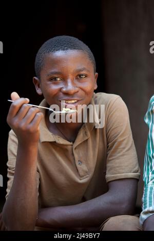 Triphonie Bosenibo, 36, Ehemann Daniel Bwanakweri, 45, und haben 7 Kinder. The 5 Present Jean Didier Dufatanye, 18, Sandrine Umuruta satte, 12, Jean D'Amour Niyonkwizera, 9, Emmanuel Niyonshuti, 7, und Valentine Umutesi, 18 Monate. Die Familie aß einmal am Tag und verhungerte oft und arbeitete als Lohnarbeiter auf dem Land anderer Menschen. Jetzt essen sie zwei oder drei Mal am Tag, einschließlich Gemüse. Daniel sagt, dass er jetzt nie daran denkt, für andere Menschen zu arbeiten. Foto von Mike Goldwater Stockfoto