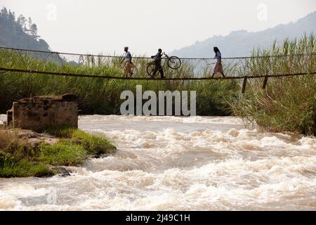Brücke über den Fluss Murngwa, der den Westen von der südlichen Provinz bei Busengo Sector, Bezirk Gakenke, trennt. Foto von Mike Goldwater Stockfoto