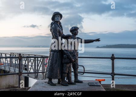 Cobh, Cork, Irland. 13.. April 2022. Eine Statue der 14-jährigen Annie Moore mit ihren beiden jüngeren Brüdern Anthony und Phillip von Jeanne Rynhart, die an die irische Einwanderung in die Vereinigten Staaten erinnert, indem sie Annie Moore am Kai in Cobh, Co. Cork, Irland, huldigt. Annie Moore war die erste Person, die an der Einwanderungsstation in Ellis Island registriert wurde, als sie am 1. Januar 1892 offiziell ihre Türen öffnete. - Credit; David Creedon / Alamy Live News Stockfoto