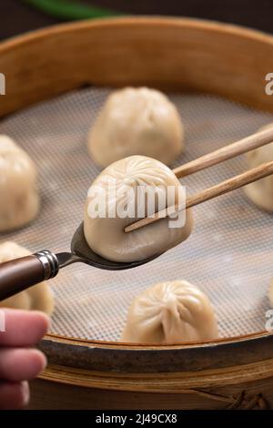 Gedünstete Schweinssuppenknödel mit Namen Xiao Long bao in Taiwan, taiwanesischer Gourmet. Stockfoto