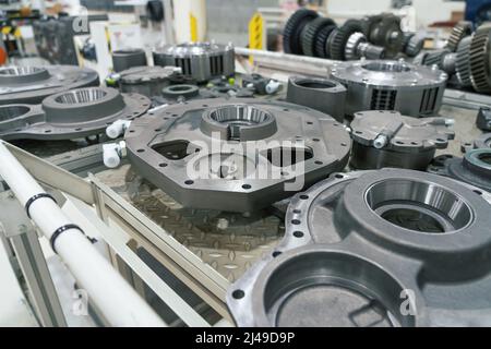 Fahrzeugmetallteile im Werk. Produktionslinie für die Montage von industriellen Traktoren. Stockfoto