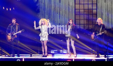 Jimi Westbrook, Kimberly Schlapman, Karen Fairchild und Philip Sweet von Little Big Town treten am 11. April 2022 bei den CMT Music Awards im Nashville Municipal Auditorium in 2022 Nashville, Tennessee, auf. Foto: Ed Rode/imageSPACE/MediaPunch Stockfoto