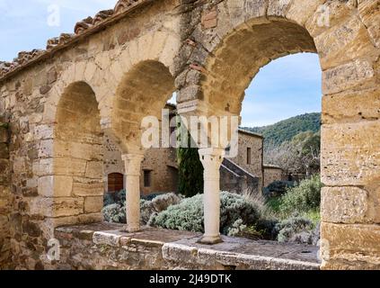 Bögen der Abtei Abbazia di Santantimo, Abbazia di Sant'Antimo, Castelnuovo dell’Abate, Toskana, Italien Stockfoto