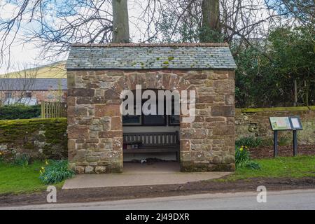 08.04.2022 Dufton, Westmorland, Großbritannien. High Cup Gill (oder High Cup Nick oder einfach nur High Cup), fast eine geometrisch perfekte U-förmige Kluft, ist ein Tal tief Stockfoto