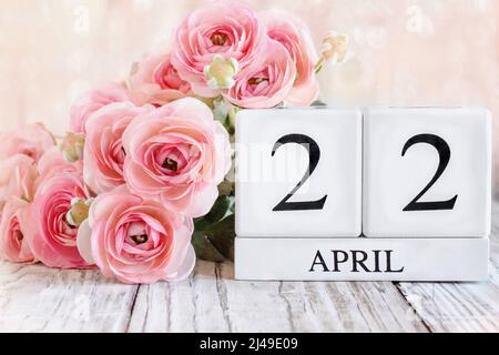 Weiße Holz-Kalenderblöcke mit dem Datum 22.. April für den Tag der Erde. Selektiver Fokus mit unscharfem Hintergrund. Stockfoto