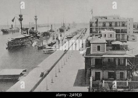 Philippinische Revolution (1896-1898). Aufstand gegen die spanische Kolonialregierung. Die Staffel von Admiral Manuel de la Cámara in Port-Said. Der Krieg mit den Vereinigten Staaten zwang das spanische Geschwader, nach Spanien zurückzukehren, anstatt seinen Kurs nach Manila fortzusetzen. Sie erreichte den Suezkanal am 26. Juni 1898. In Port Said litt es unter allerlei Schwierigkeiten mit der Kohlelieferung und musste mehrere Tage auf die Erlaubnis warten, die Reise fortzusetzen, die am 4. Juli stattfand. Fotogravur. La Ilustración Española y Americana, 1898. Stockfoto