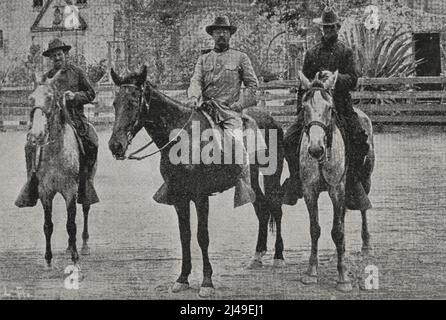 Spanisch-Amerikanischer Krieg (1898). Oberstleutnant Theodore Roosevelt (1858-1919), Führung der "Rough Riders" (1. U.S. Volunteer Cavalry), zusammen mit zwei Assistenten während des Krieges in Kuba. Fotogravur. La Ilustración Española y Americana, 1898. Stockfoto