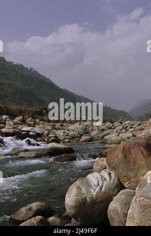 Der Balason-Fluss fließt durch die mit Felsbrocken bedeckte terai-Region bei Dudhia, westbengalen in indien Stockfoto