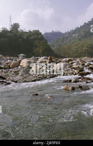 Der Balason-Fluss fließt durch die mit Felsbrocken bedeckte terai-Region bei Dudhia, westbengalen in indien Stockfoto