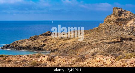 Säulenförmige Verbindungsstrukturen von Punta Baja, Lava-Flüsse, vulkanische Felsen, Naturpark Cabo de Gata-Níjar, UNESCO-Biosphärenreservat, heißes Wüstenklima Stockfoto