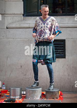 Ein Straßenkünstler tanzt auf Töpfen in einer Straße in Brighton Stockfoto