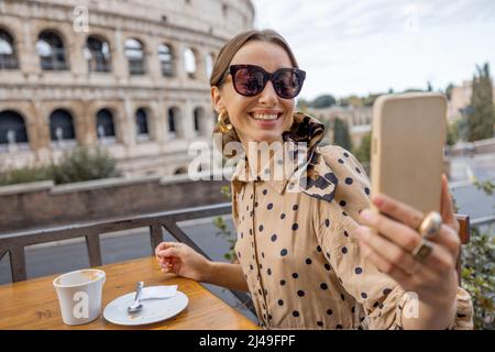 Frau im Café im Freien vor dem kolosseum in Rom, Italien Stockfoto
