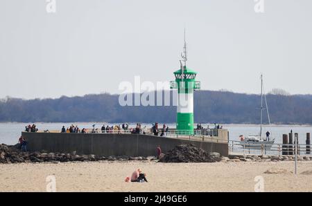 13. April 2022, Schleswig-Holstein, Travemünde: Gäste sind am Strand vor der Promenade von Travemünde. Foto: Christian Charisius/dpa Stockfoto