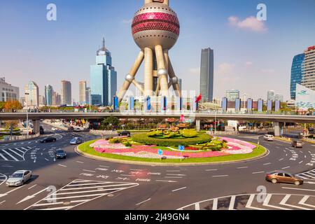 1. Dezember 2018: Shanghai, China - Blick auf den Pudong-Bezirk, mit dem Oriental Pearl Tower und einem großen Kreisverkehr mit Topiary in der Mitte. Stockfoto