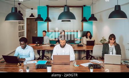 Gruppe von Kollegen, die am Projekt arbeiten Stockfoto