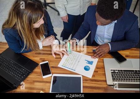 Diverse Kollegen, die im Büro an einem Projekt arbeiten Stockfoto