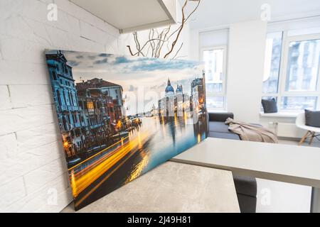 Leinwanddrucke. Foto gedruckt auf Leinwand mit Gallery Wrapping auf Bahre Bar. Foto auf Sofa gestapelt. Farbenfrohe Fotografie Stockfoto