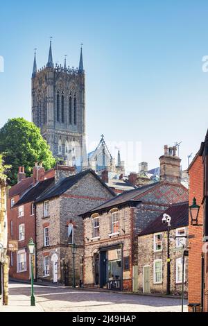 2. Juli 2019: Lincoln, Großbritannien - steiler Hügel, die berühmte mittelalterliche Straße der Stadt und die Lincoln Cathedral, an einem hellen, sonnigen Morgen. Stockfoto