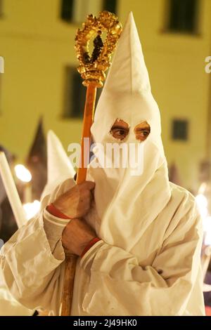 Italien, Toskana, Castiglion Fiorentino (Arezzo), 12. April 2022 : Karwoche des Osterfestes, Prozession der Büßer der Bruderschaft. Hunderte von Prozessionen finden in ganz Italien während der Karwoche statt, nachdem zwei Jahre ohne Feiern aufgrund der Pandemie von Covis. Foto © Daiano Cristini/Sintesi/Alamy Live News Stockfoto