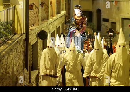 Italien, Toskana, Castiglion Fiorentino (Arezzo), 12. April 2022 : Karwoche des Osterfestes, Prozession der Büßer der Bruderschaft. Hunderte von Prozessionen finden in ganz Italien während der Karwoche statt, nachdem zwei Jahre ohne Feiern aufgrund der Pandemie von Covis. Foto © Daiano Cristini/Sintesi/Alamy Live News Stockfoto