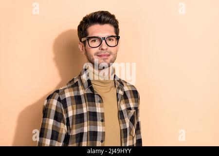 Portrait der verantwortlichen intelligenten Anwalt Kerl trägt Spezifikationen Blick in Kamera isoliert Pastellfarben Hintergrund Stockfoto