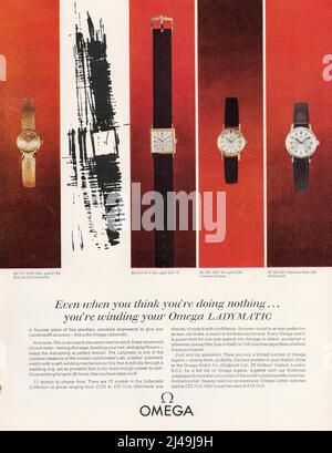 OMEGA-Uhr Schweizer Schweizer Uhr Werbung Papier Anzeige Tag Datum gmt Master Chronometer Datum anpassen 1980s 1970s Stockfoto