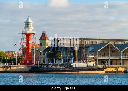 Port Adelaide, Australien - 9. November 2019: Historischer Leuchtturm von Port Adelaide, der bei Sonnenuntergang über dem Port River von den Docks aus gesehen wird Stockfoto