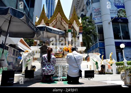 Bangkok, Thailand. 13. April 2022. Eifrige Anhänger beten an einem Schrein in Bangkok, um den Beginn des Songkran-Festivals zu markieren. In dieser Woche feiert Thailand sein erstes Songkran-Festival, eine Feier des neuen Jahres gemäß dem Sonnenkalender, seit Beginn der Pandemie, und während Wasserkämpfe verboten wurden, wurden öffentliche Veranstaltungen zum ersten Mal seit zwei Jahren zugelassen. Kredit: SOPA Images Limited/Alamy Live Nachrichten Stockfoto