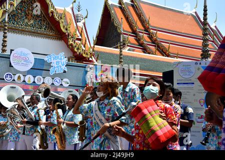 Bangkok, Thailand. 13. April 2022. Eine Blaskapelle spielt im Wat Pho in Bangkok, um den Beginn des Songkran-Festivals zu feiern. In dieser Woche feiert Thailand sein erstes Songkran-Festival, eine Feier des neuen Jahres gemäß dem Sonnenkalender, seit Beginn der Pandemie, und während Wasserkämpfe verboten wurden, wurden öffentliche Veranstaltungen zum ersten Mal seit zwei Jahren zugelassen. Kredit: SOPA Images Limited/Alamy Live Nachrichten Stockfoto