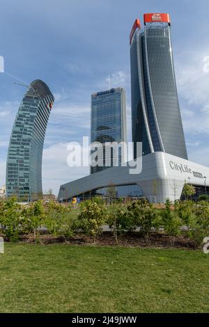 Mailand, Italien - april 12 2022 - die drei Türme der neuen Skyline des Stadtviertels CityLife in Mailand. Das Stadtleben ist eines der meistbesuchten Gebiete der Stadt Stockfoto