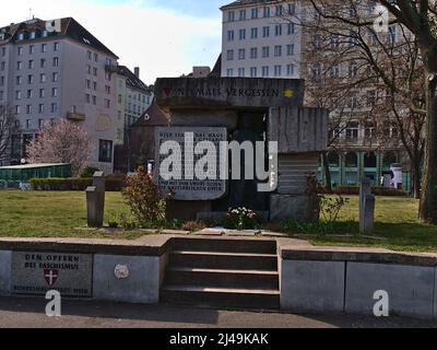 Blick auf ein Steindenkmal, das am sonnigen Tag in Wien, Österreich, zum Gedenken an die Opfer des Faschismus auf dem Gelände eines ehemaligen Gestapo-Gebäudes errichtet wurde. Stockfoto