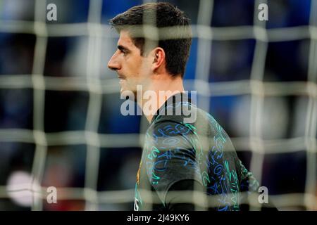 Madrid, Spanien. 12. April 2022. Thibaut Courtois von Real Madrid während des UEFA Champions League-Spiels, des Viertelfinales, des zweiten Beins, zwischen Real Madrid und dem FC Chelsea spielte am 12. April 2022 im Santiago Bernabeu-Stadion in Madrid, Spanien. (Foto von Colas Buera/PRESSINPHOTO) Credit: PRESSINPHOTO SPORTS AGENCY/Alamy Live News Stockfoto