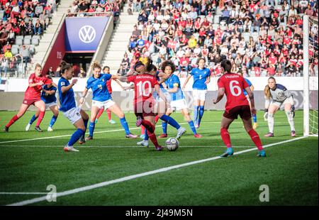 Thun, Schweiz. 12. April 2022. Ramona Bachmann (10) aus der Schweiz bei der WM-Qualifikation der Frauen zwischen der Schweiz und Italien in der Arena Thun in Thun. (Foto: Gonzales Photo/Alamy Live News Stockfoto