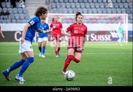 Thun, Schweiz. 12. April 2022. Ramona Bachmann (10) aus der Schweiz bei der WM-Qualifikation der Frauen zwischen der Schweiz und Italien in der Arena Thun in Thun. (Foto: Gonzales Photo/Alamy Live News Stockfoto