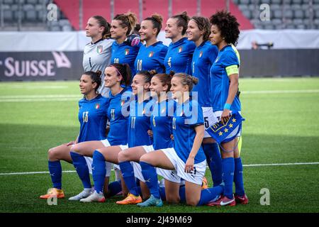 Thun, Schweiz. 12. April 2022. Der Start-11 von Italien vor der Frauen-WM-Qualifikation zwischen der Schweiz und Italien in der Arena Thun in Thun gesehen. (Foto: Gonzales Photo/Alamy Live News Stockfoto